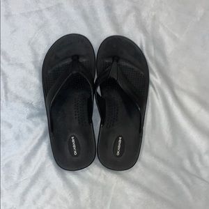 Men’s black flip flops👣